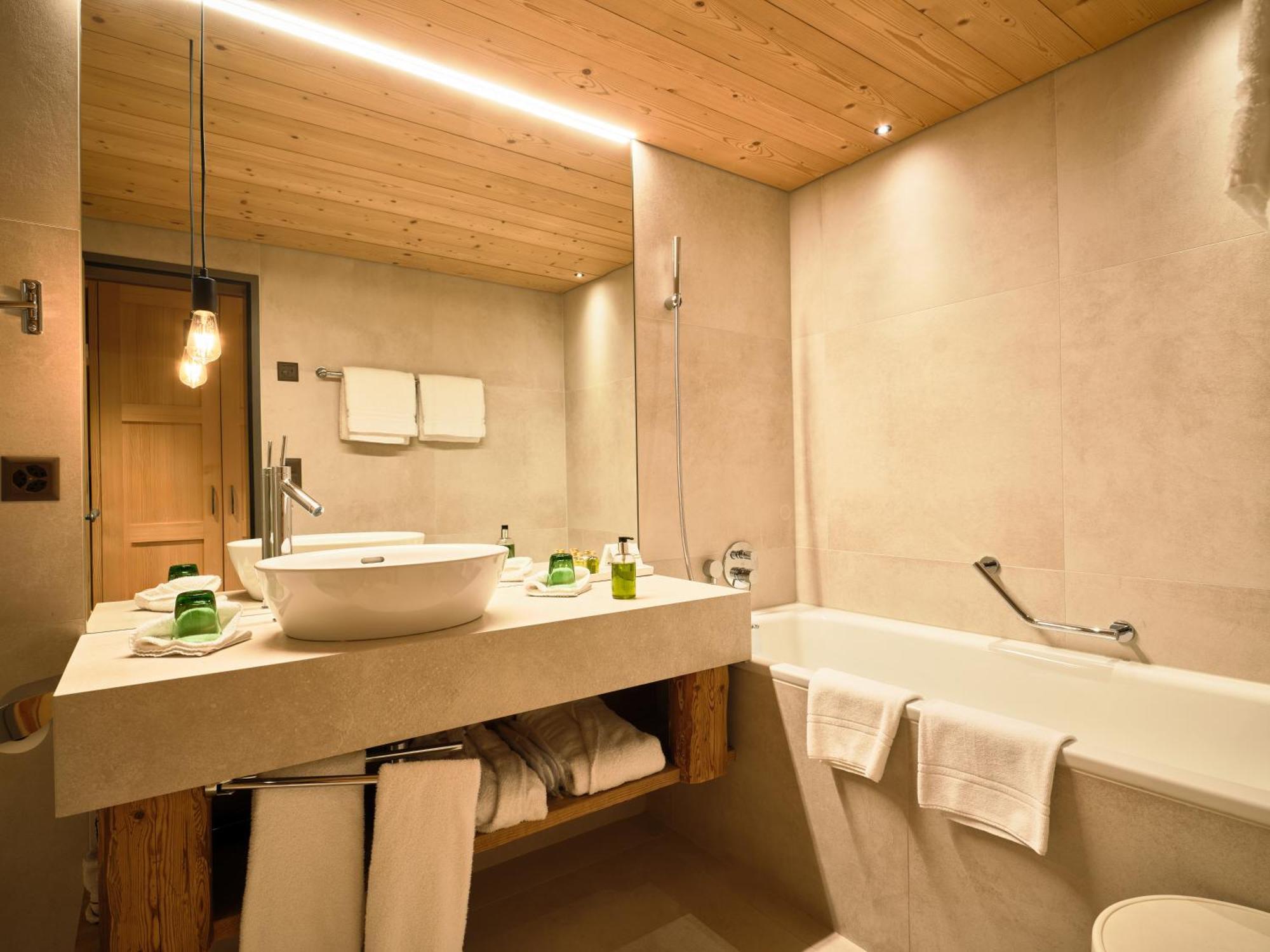 Deluxe Double Room Balcony Mountain View